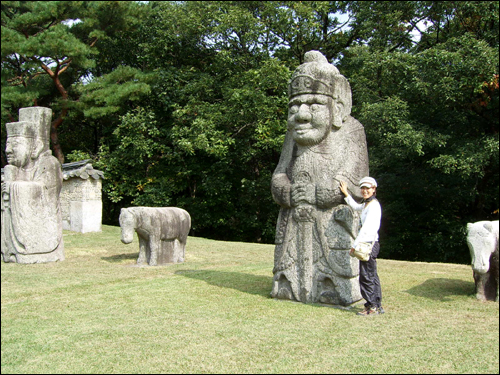 거대한 강릉 무인석은 태릉의 무인석과 비슷하지만 태릉 무인석에 비해 기세가 죽었다. (무인석 크기 비교 사진 모델은 창경궁 지킴이 진정임씨) 